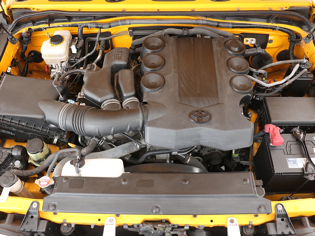 キレイに保たれているエンジンルーム内！V6・４０００ｃｃの１ＧＲエンジンはパワフルな走りが特徴です！