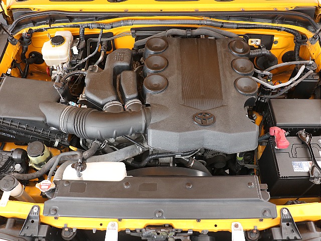 キレイに保たれているエンジンルーム内！V6・４０００ｃｃの１ＧＲエンジンはパワフルな走りが特徴です！