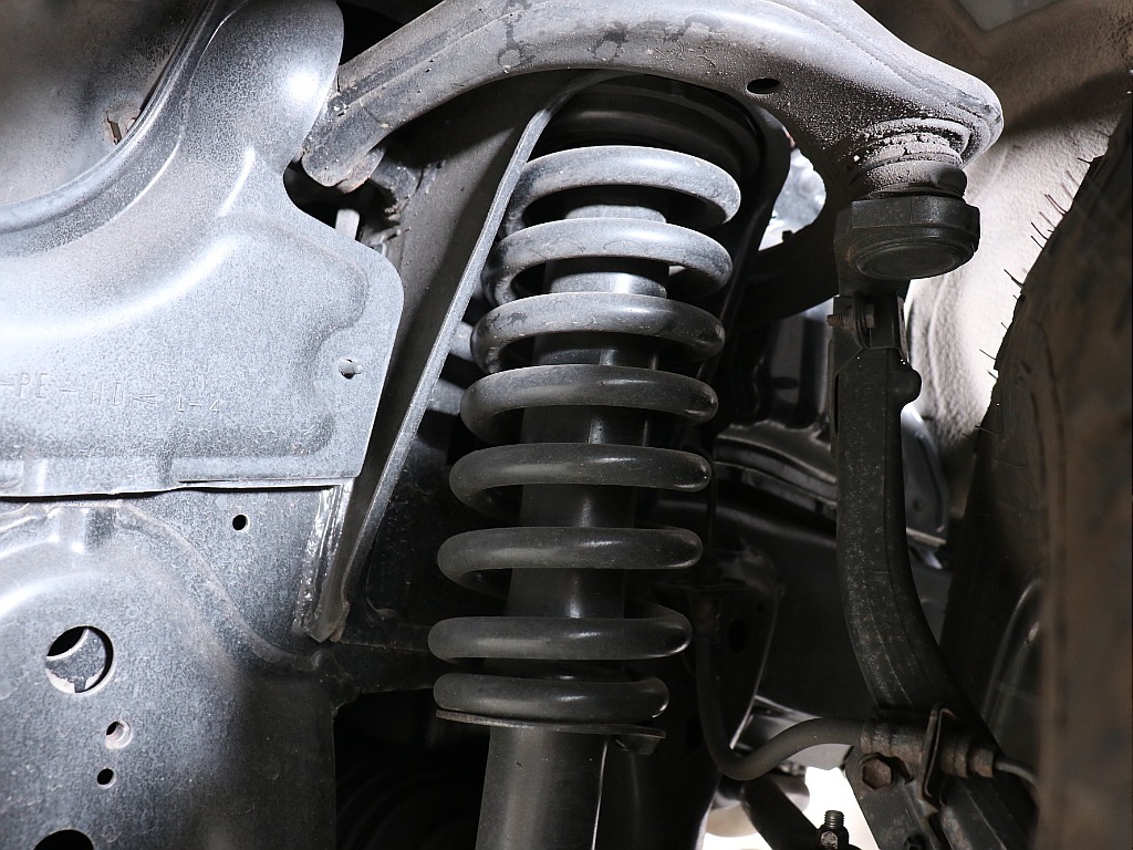 フロントは独立懸架式！乗り心地やハンドリングにも定評がございます！