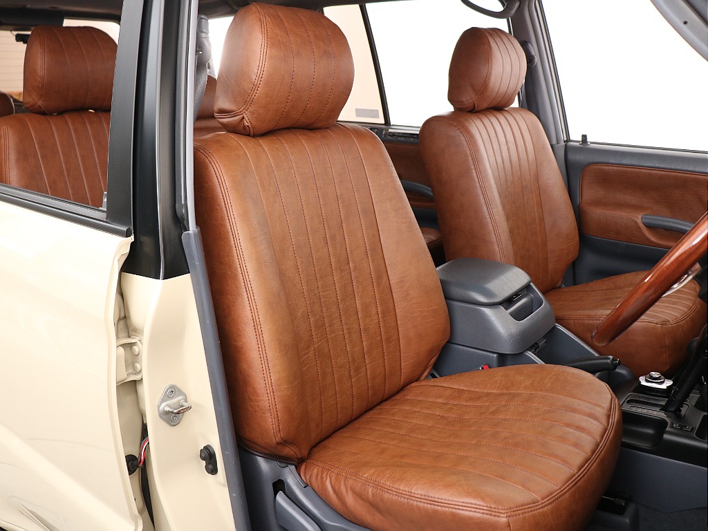 運転席にはクラシックブラウンシートカバー装着済み！嬉しいアイテム装備済み！
