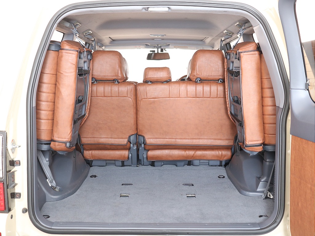 サードシートシートを跳ね上げれば広々としたラゲッジスペース！荷物も沢山詰め込めます！