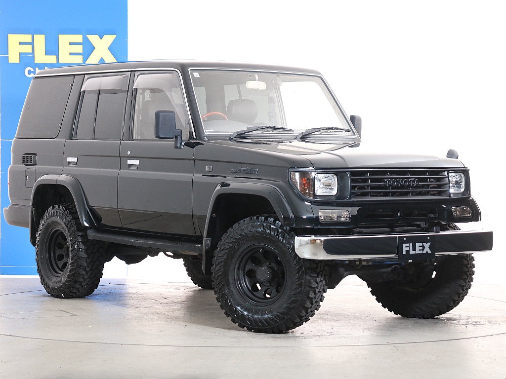 ブラックで統一しており、新品メッキバンパーをインストール済み！