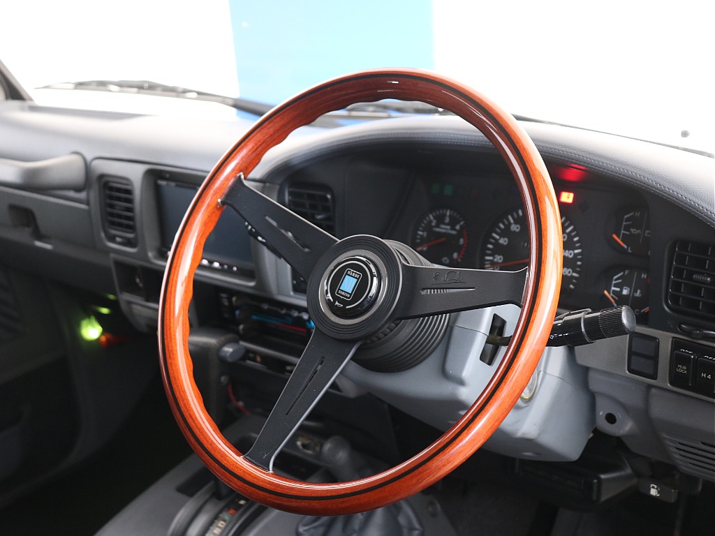 ナルディーブラックスポークウッドステアリング装着済み！