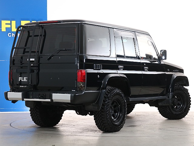 スクエアなデザインにブラックが相まってカッコいいボディー！