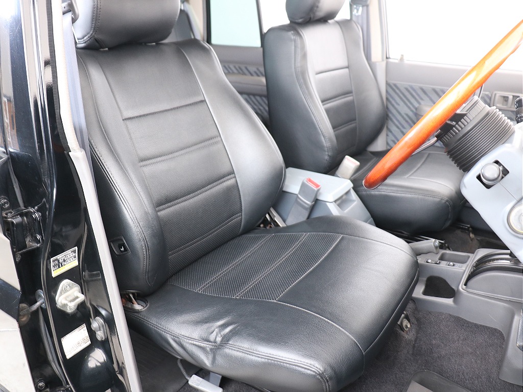 ご覧下さい、約30年前とは思えないクオリティーの運転席シート！