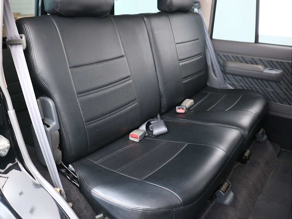 後部座席シートもブラックレザー調シートカバーをインストール済み！