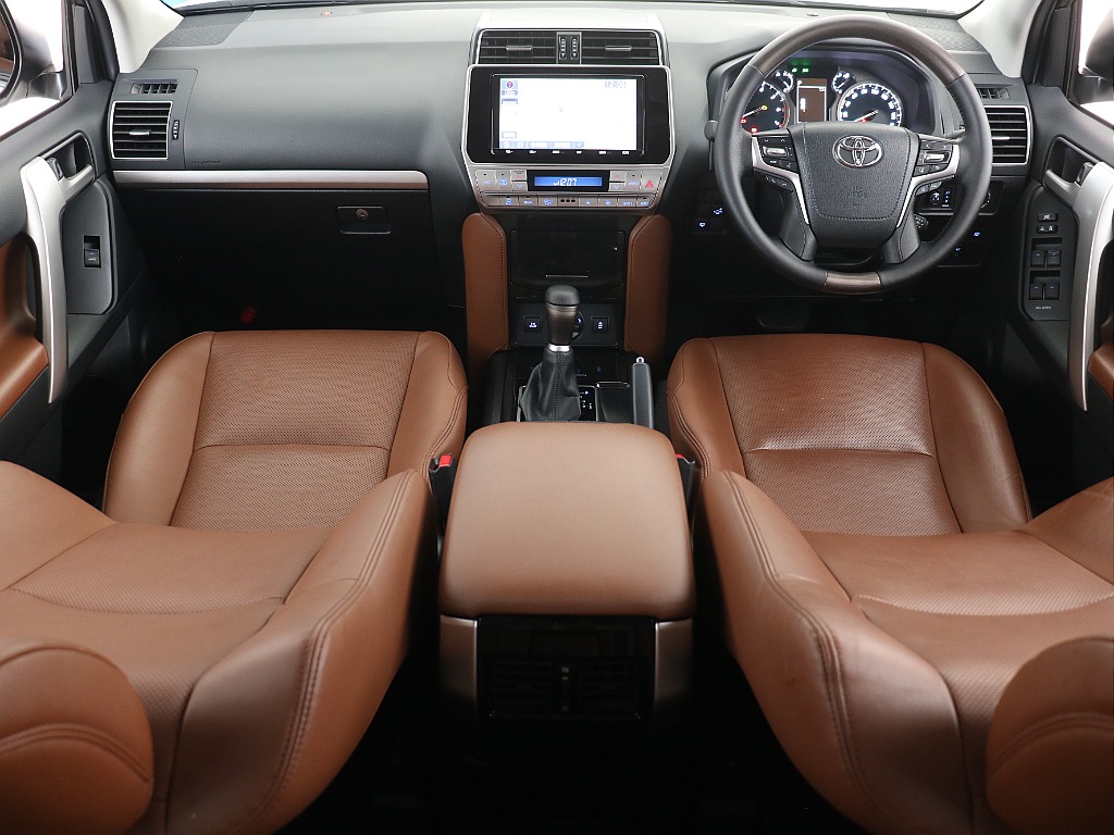 ブラックを基調としたインテリアに所々見せるブラウンのLUXURYさが70周年モデルの限定特徴ですよね！