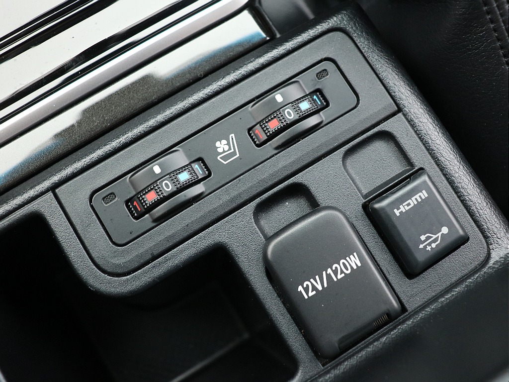 シートヒーター、シートクーラーも標準装備されております！