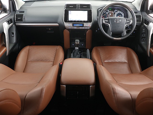 ブラックを基調としたインテリアに所々見せるブラウンのLUXURYさが70周年モデルの限定特徴ですよね！