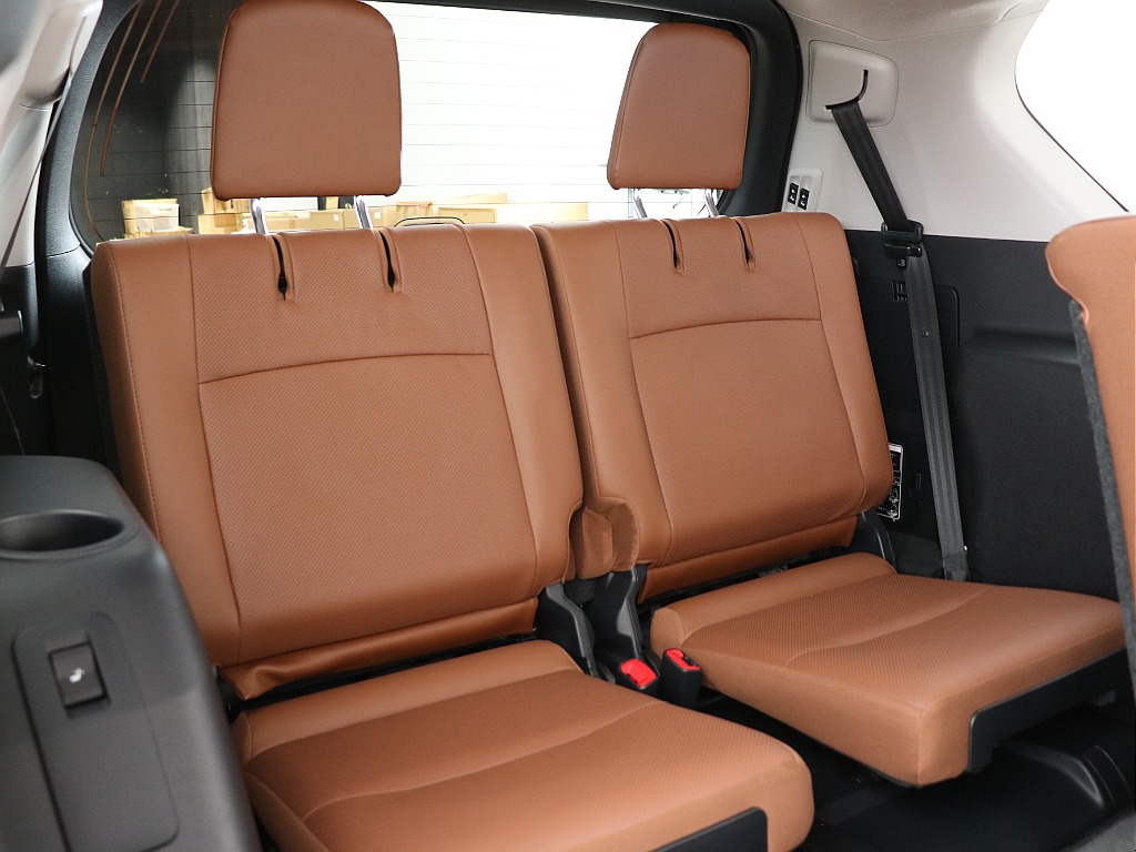 7人乗り使用の3列目シート付！ 大人数での楽しいドライブも可能ですよ！