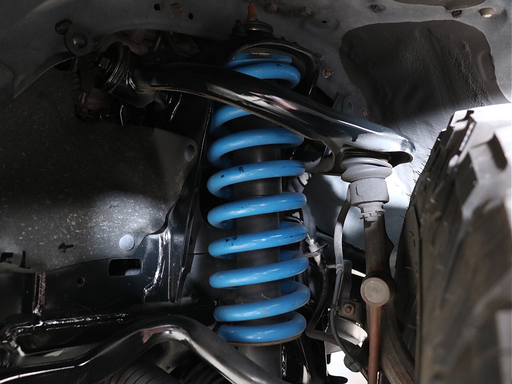オリジナルコイルにて2インチリフトアップ施工済み！