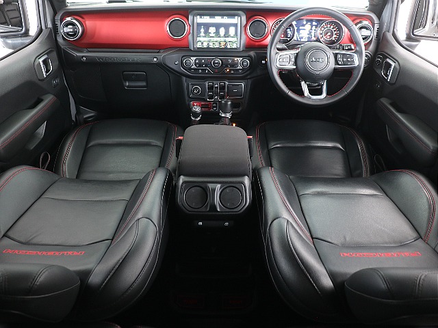 １列目！黒と赤のコンビネーションがかなりいい味を出してますね！