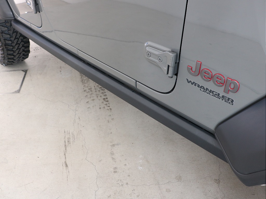 サイドステップレスでスッキリとした印象！