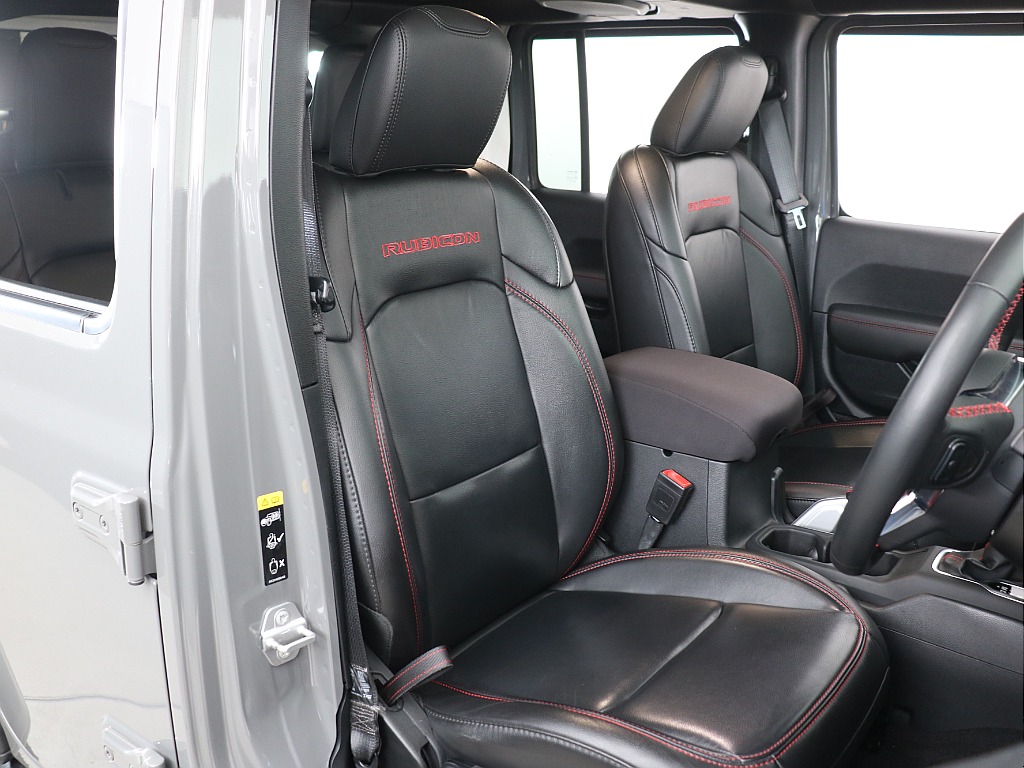 ルビコン専用シート赤ステッチが差し色になっており仕上がっております♪