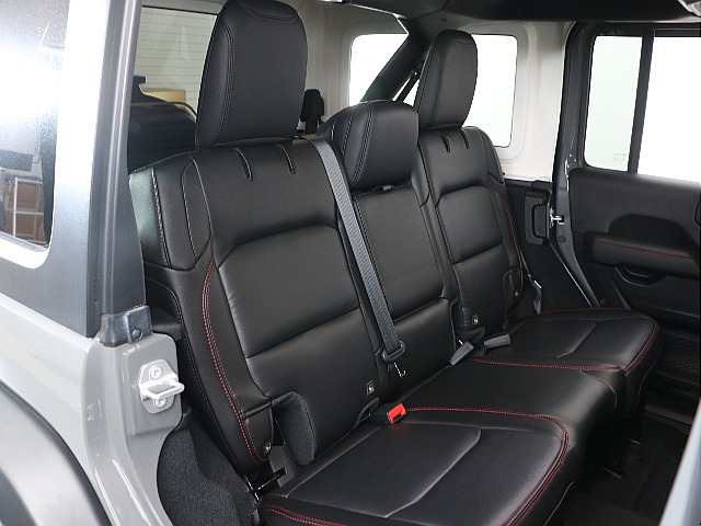 ２列目も広々した印象でみんなで乗って楽しいお車です！