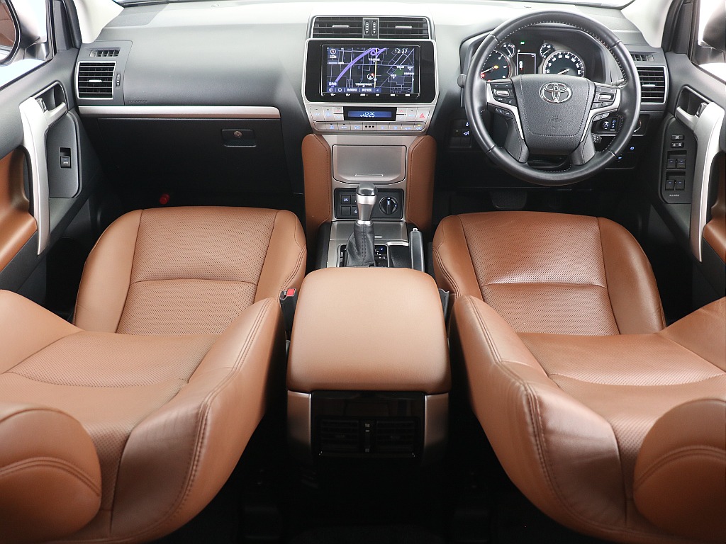 70周年のお車ですが、なんと茶内装です！シートから限定の仕様♪