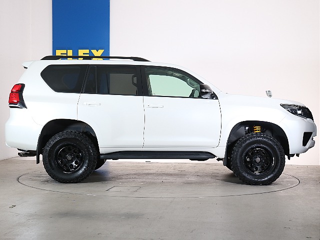 サイドステップ付きのお車です！乗り降りが簡単です♪