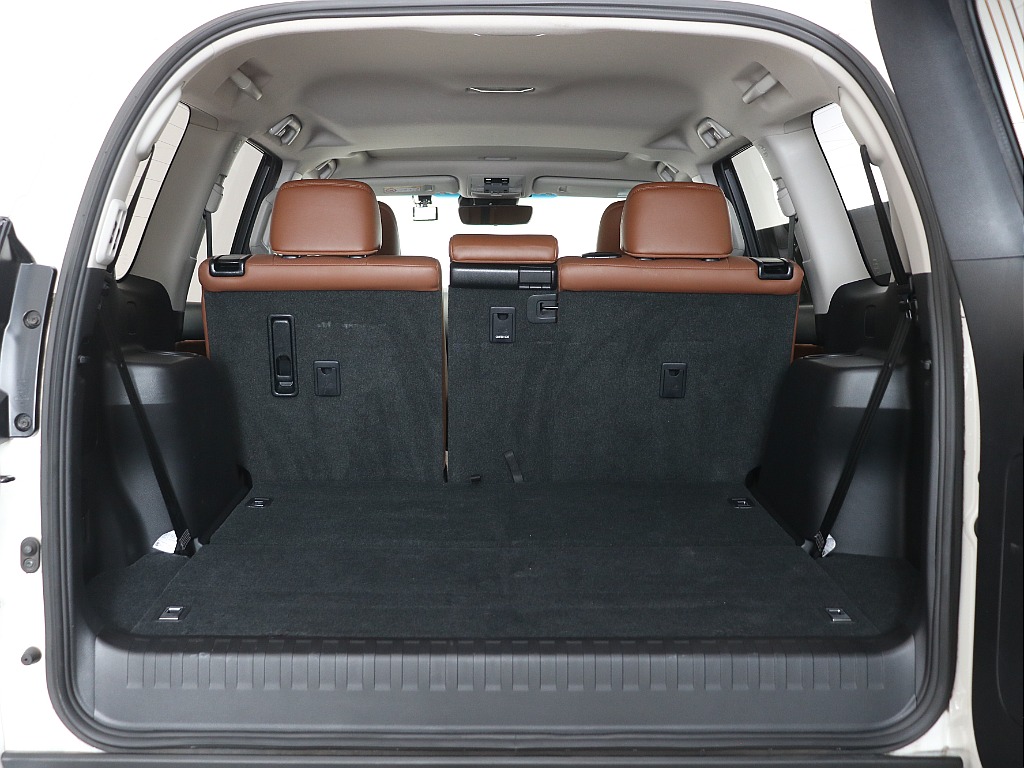 ラゲッジスペースもとても綺麗ですね！ラゲッジマット等もご相談くださいませ♪