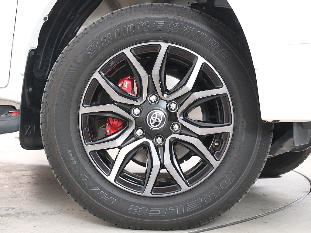 ：GRスポーツ専用の18インチAWにBRIDGESTINEのDUELER　H／Tタイヤを装着済み！