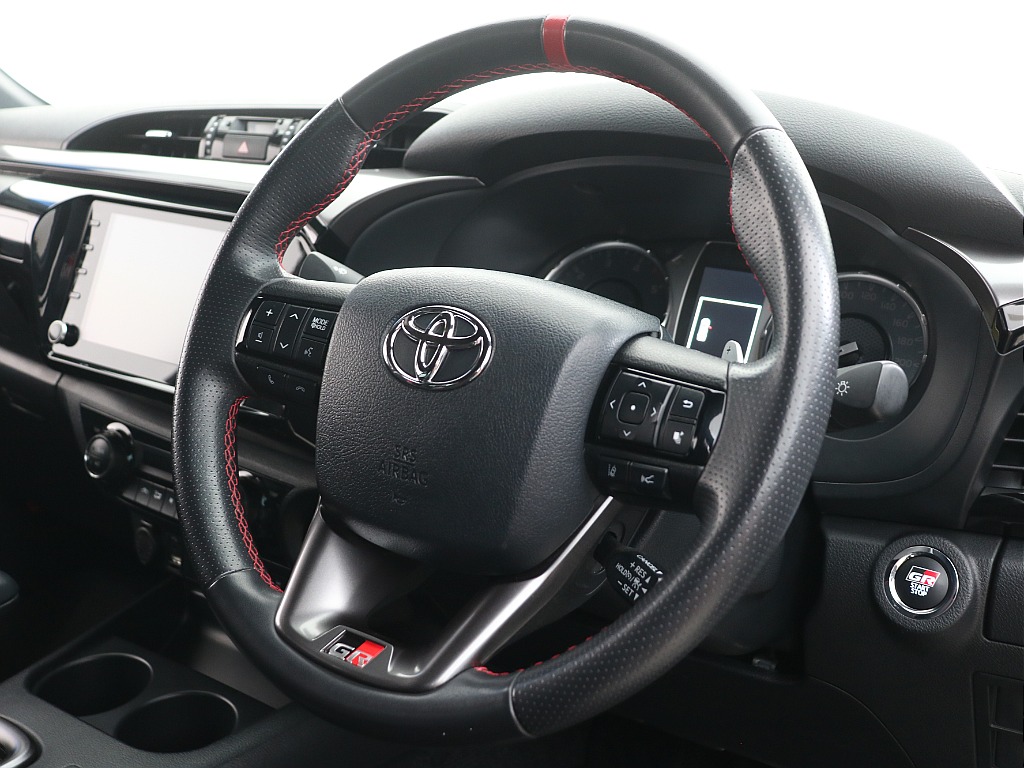 GRスポーツ専用の本革巻きステアリング！パドルシフトも装備！