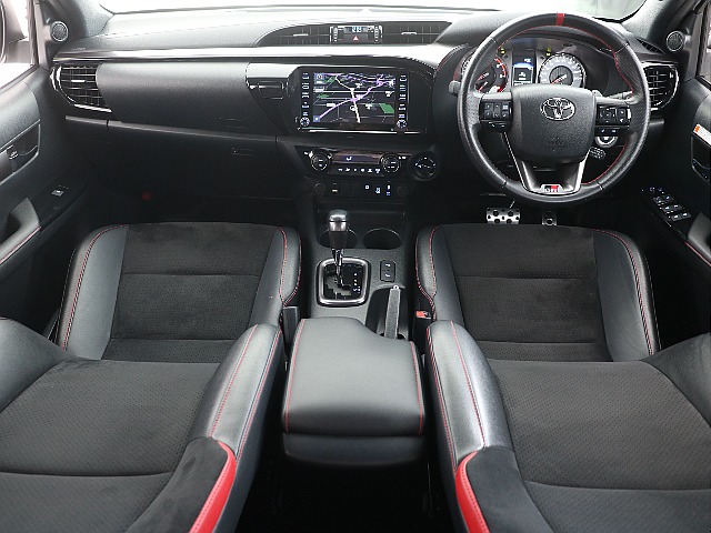 ブラックを基調としたインテリアにGRスポーツ特徴の赤いステッチが映えてます！