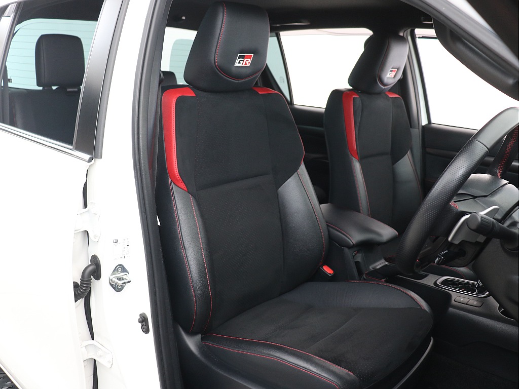 GRスポーツ専用のロゴ入りシート！パワーシートもついています！