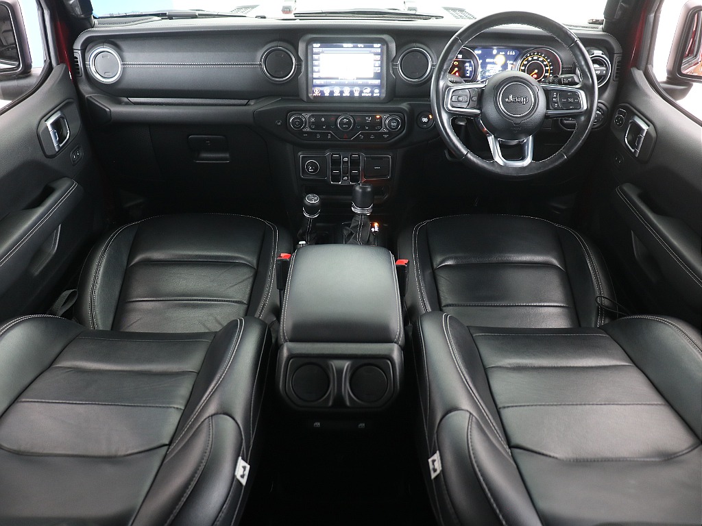 ブラックカラーインテリア！本革シートで高級感もございます！