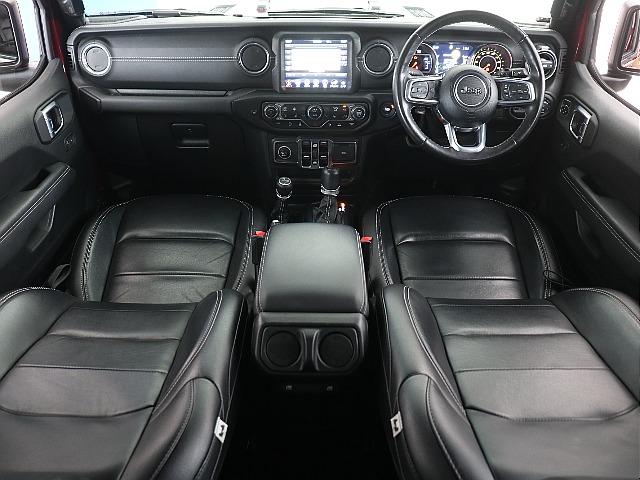 ブラックカラーインテリア！本革シートで高級感もございます！