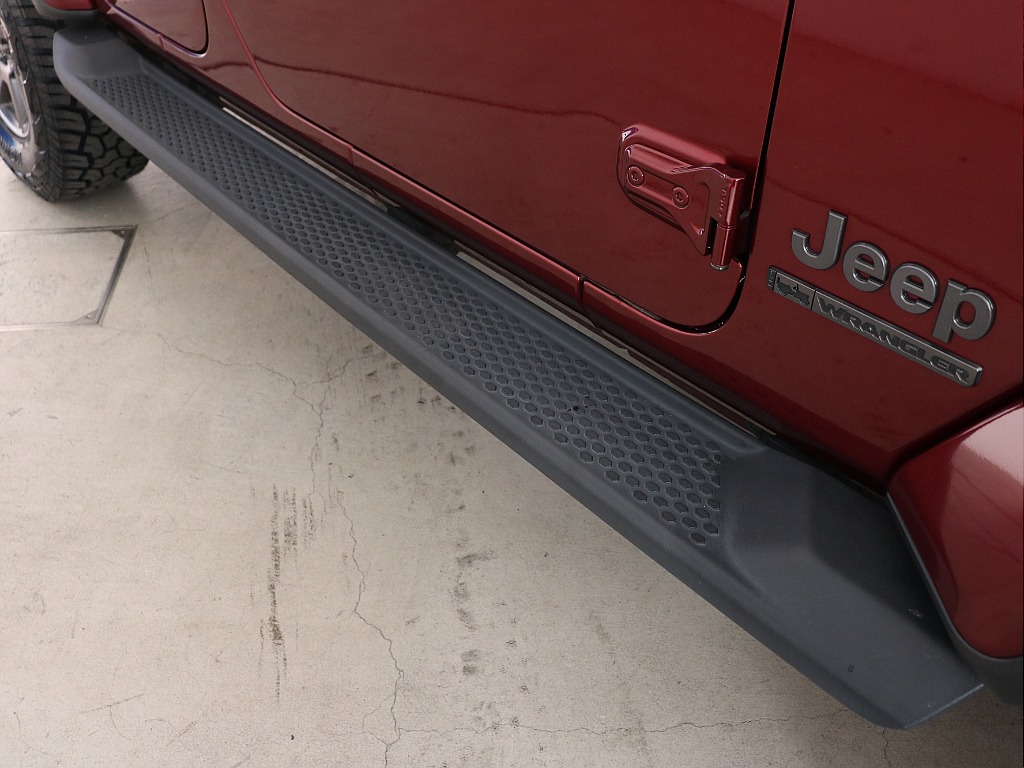 サイドステップ付きで乗り降りも安心です！