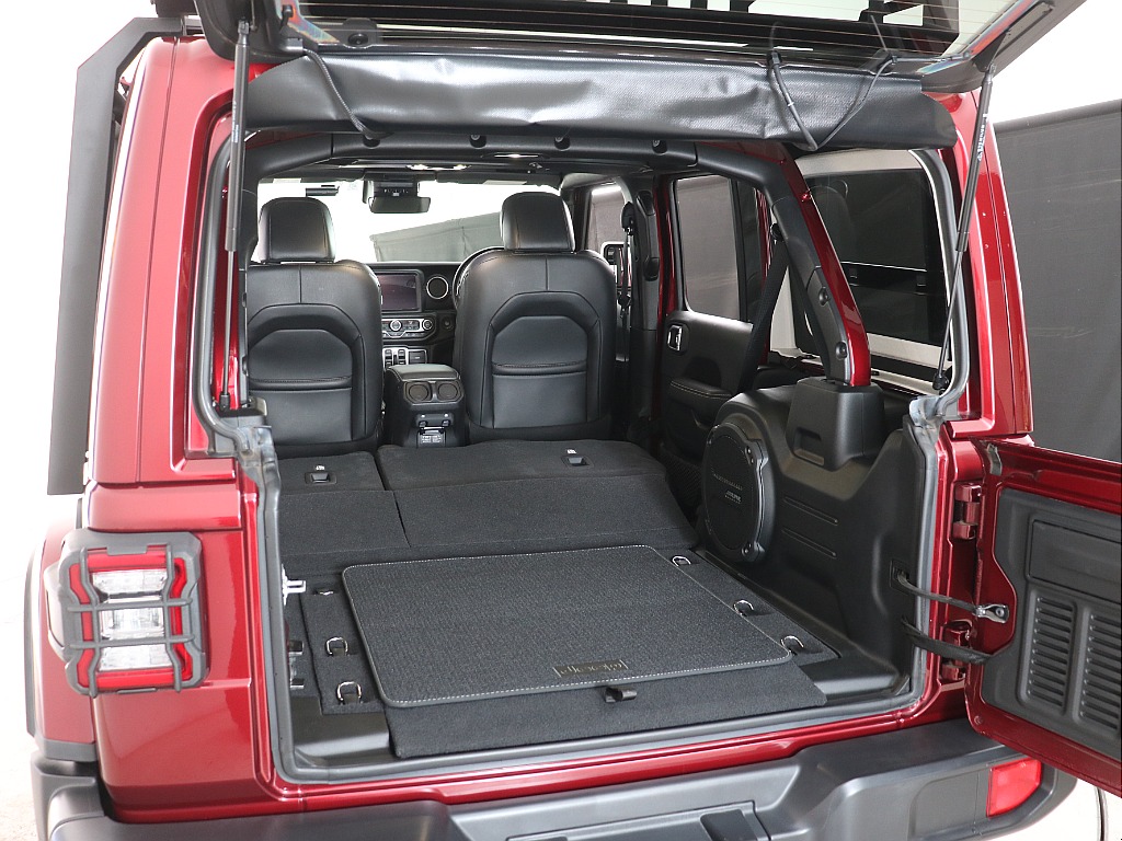 セカンドシートを倒すと広々としたラゲッジスペース！