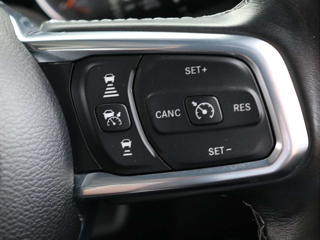 ステアリングスイッチ右！