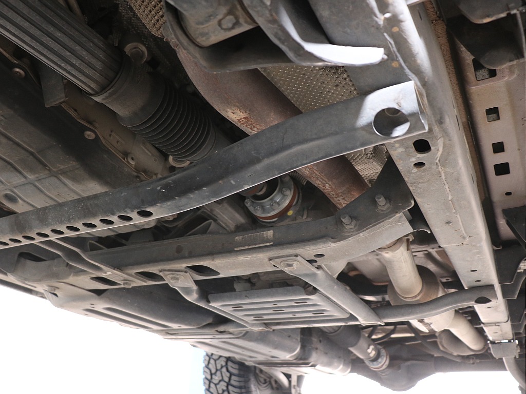 シャーシもご覧の通り、劣悪な錆やダメージは見受けられません！防錆処理も可能です！