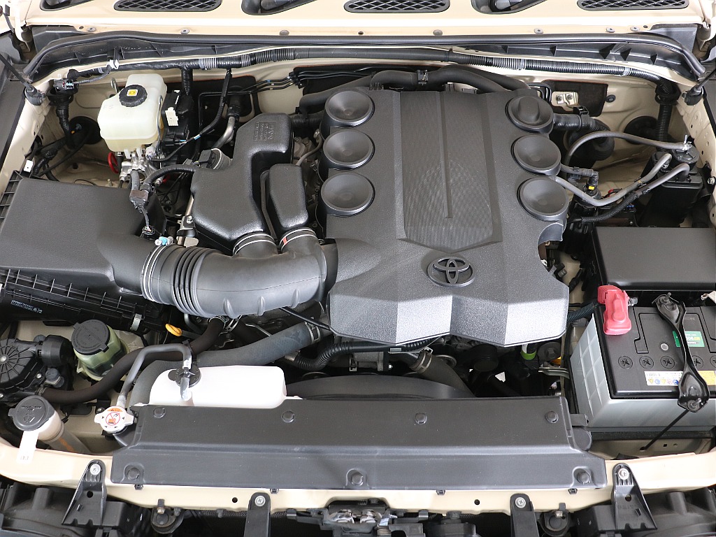 4,000ccの1GRエンジンを搭載！力強いエンジンが定評です！