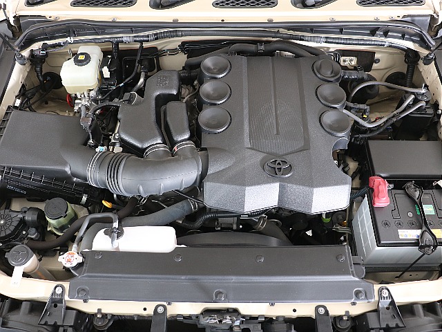 4,000ccの1GRエンジンを搭載！力強いエンジンが定評です！