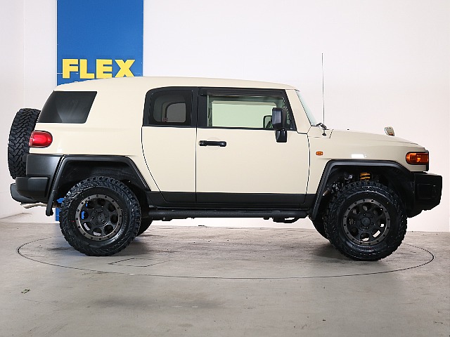 社外製サイドステップを新たに装着することにより、乗り降りも楽々です！