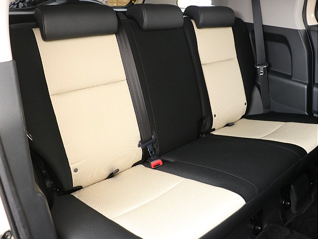後部座席もご覧の通りで、綺麗な状態を維持しております！