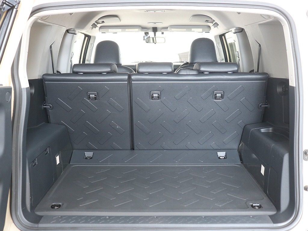 ラゲッジスペースもご覧の通り！樹脂パーツで傷なども入りやすい素材ですが綺麗に保たれている印象です！