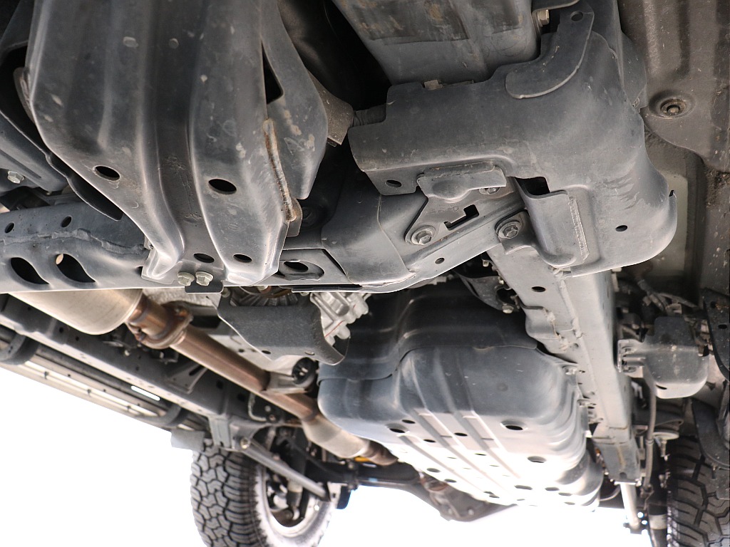 ランクルと言えば堅牢なラダーフレーム！下廻りの防錆塗装もご相談ください！