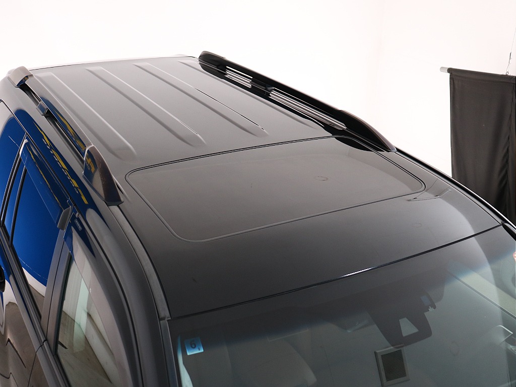 サンルーフ&ブラックルーフレールを装備！