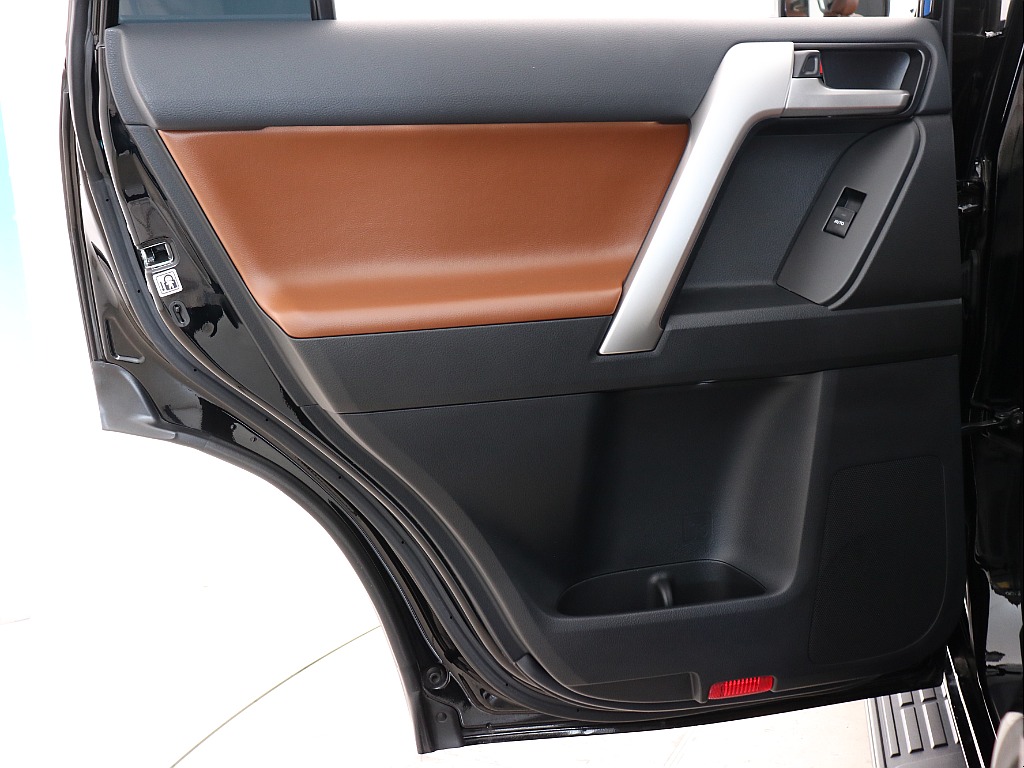 後部座席ドアトリム！