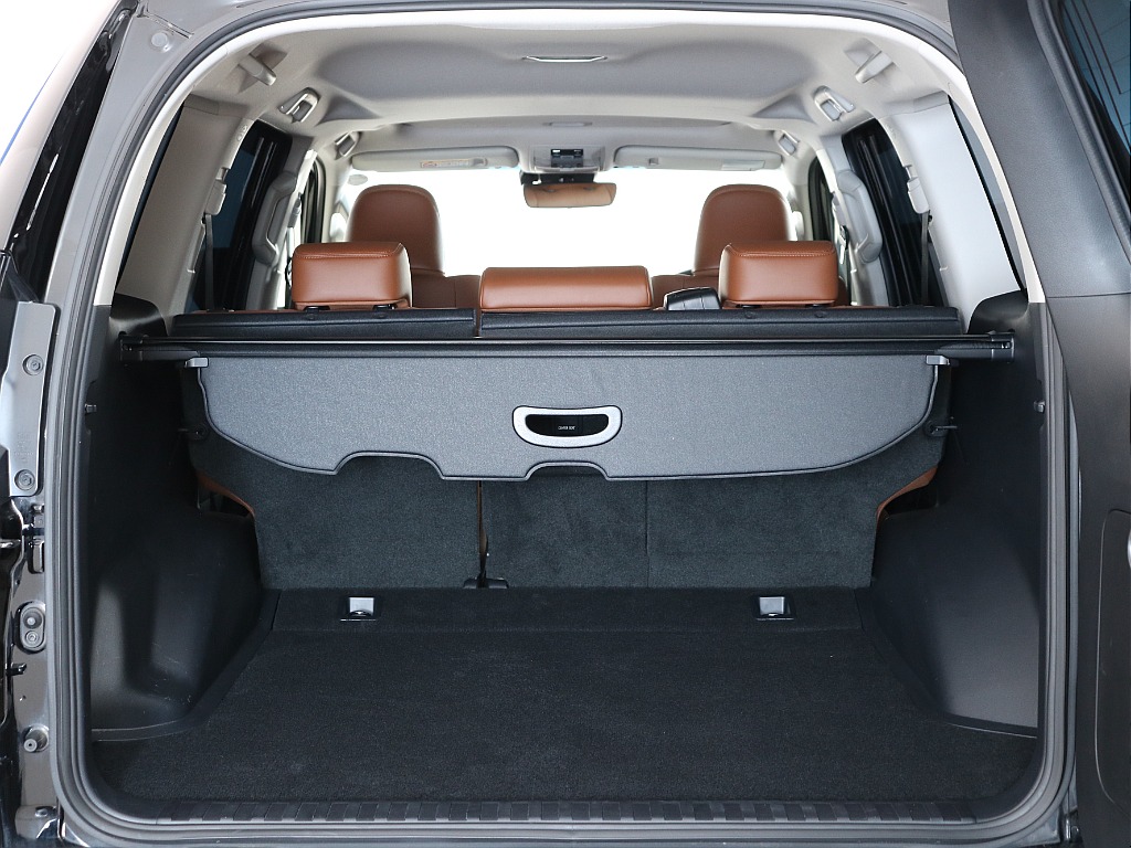 ラゲッジスペースにはトノカバーやラゲッジマットも完備済みの為、保護もバッチリ！