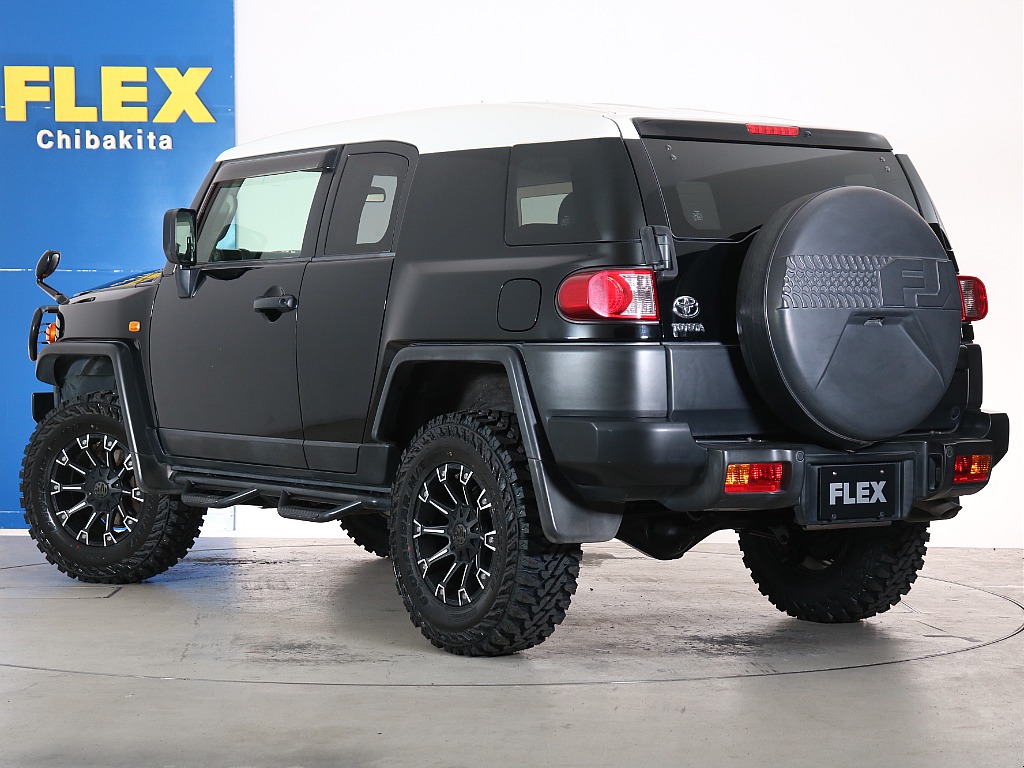 このお車にUS仕様のルーフレールをお付けするのはいかがでしょうか？カスタムも楽しめる1台です！