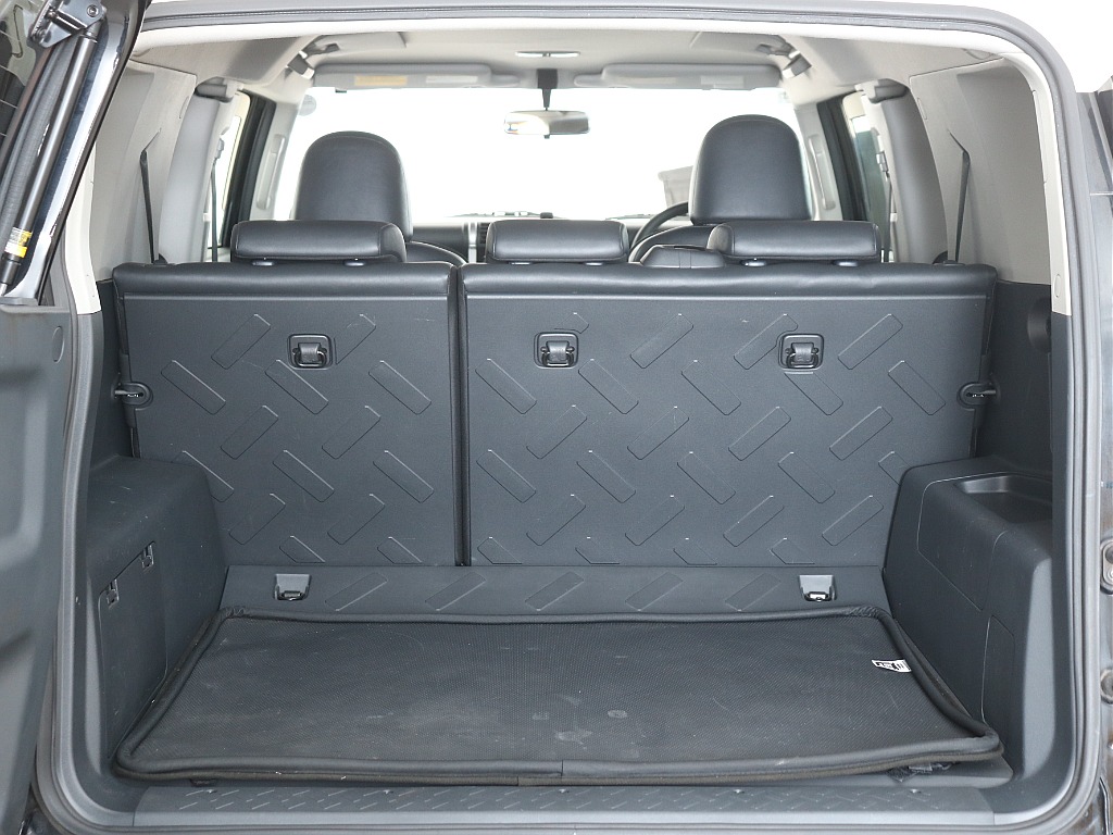 ラゲッジスペースも大きな傷等は見受けられませんね♪