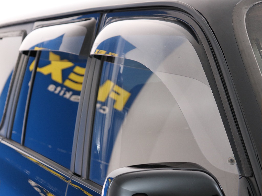 サイドバイザー付きのお車です！