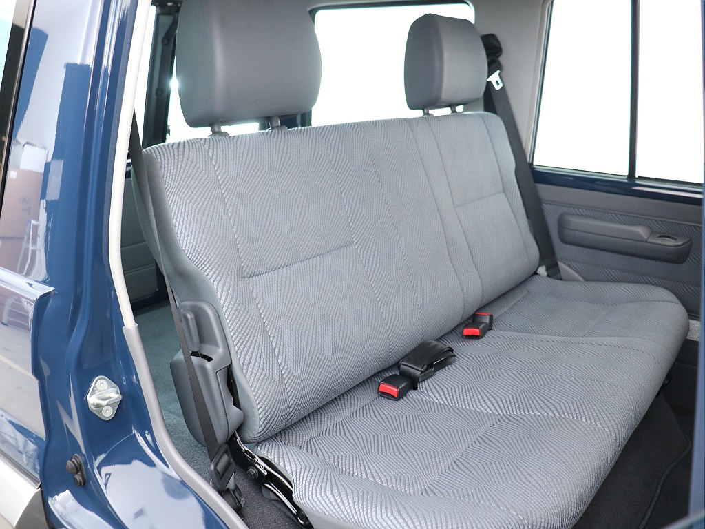 使用感を感じさせないきれいな2列目！