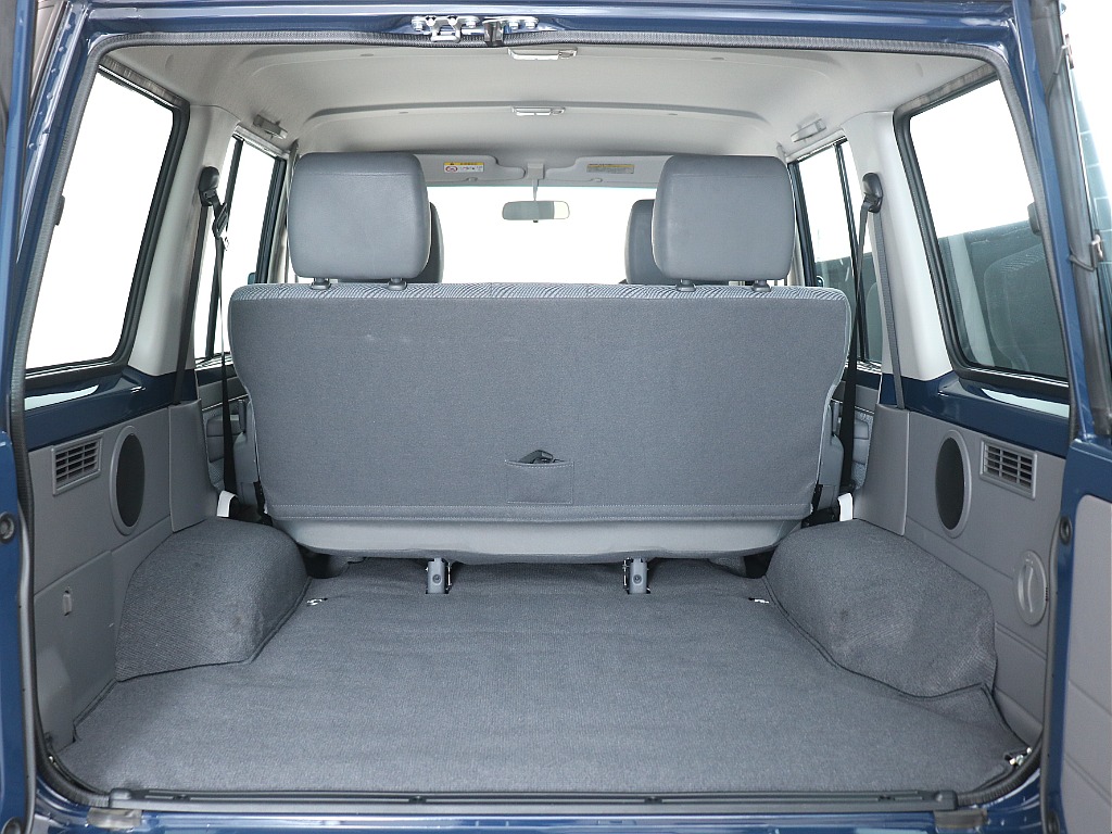 ラゲッジルームも状態良く目立つ傷等も少なく残っています！