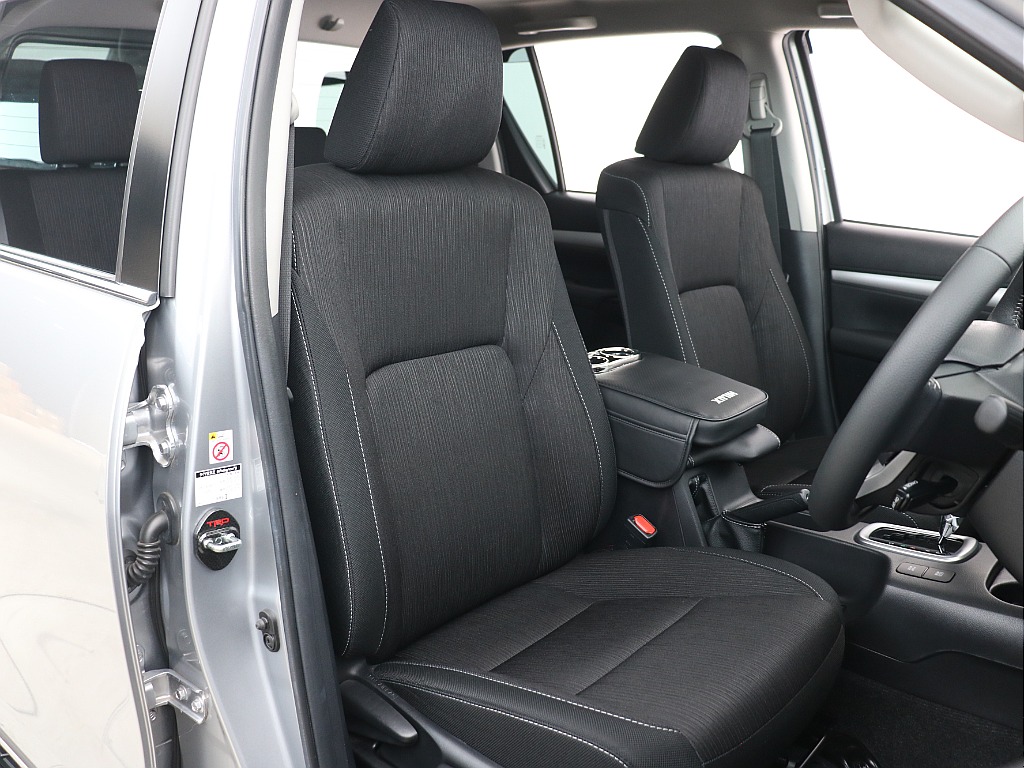 運転席６ウェイ＆助手席４ウェイシート！背面にはシートバックポケット、買い物フック付！