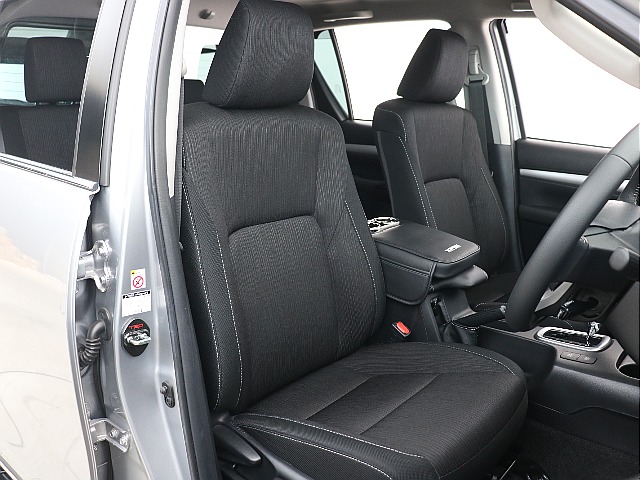 運転席６ウェイ＆助手席４ウェイシート！背面にはシートバックポケット、買い物フック付！