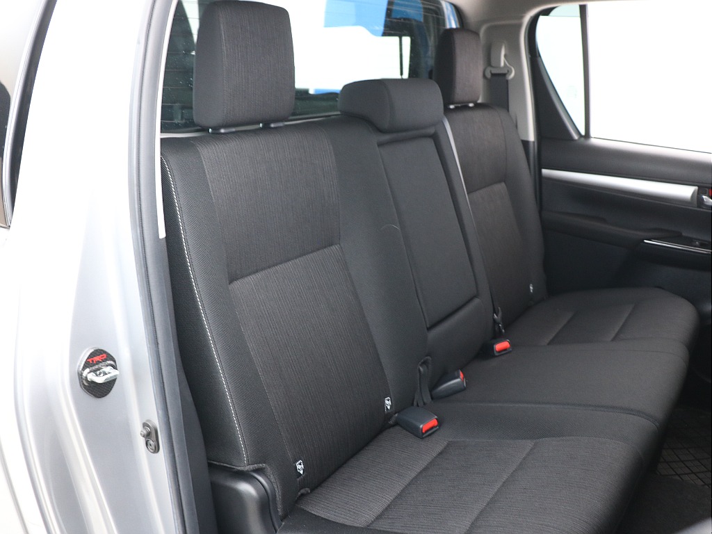 リヤシートにはセンターアームレスト装備！ 座面シートは6：4分割のチャプアップ機能付き