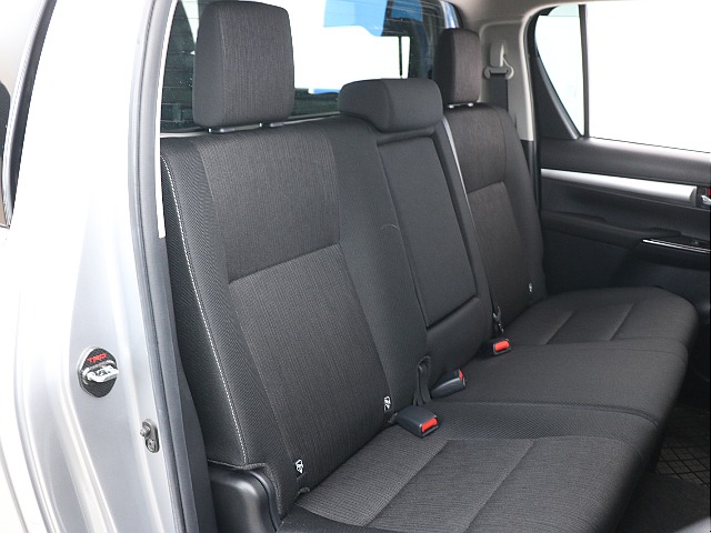 リヤシートにはセンターアームレスト装備！ 座面シートは6：4分割のチャプアップ機能付き